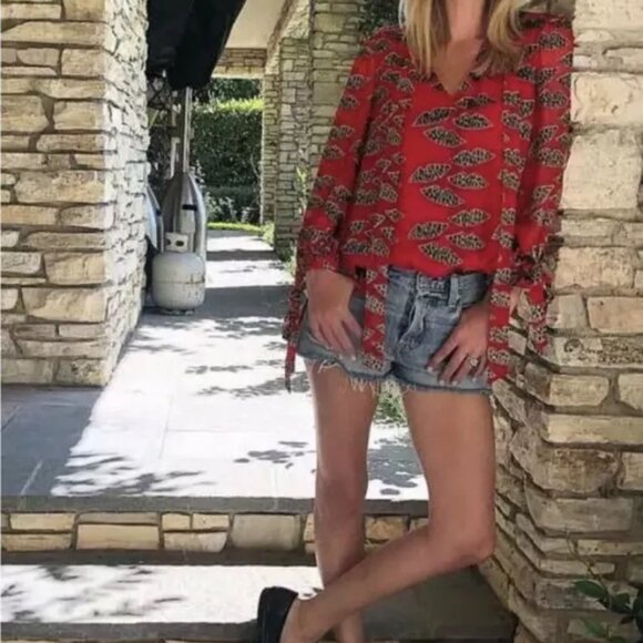 NWOT Alice + Olivia Sheila Lips Burnout Tie-Neck Top Cheetah Print Size M - Picture 2 of 13